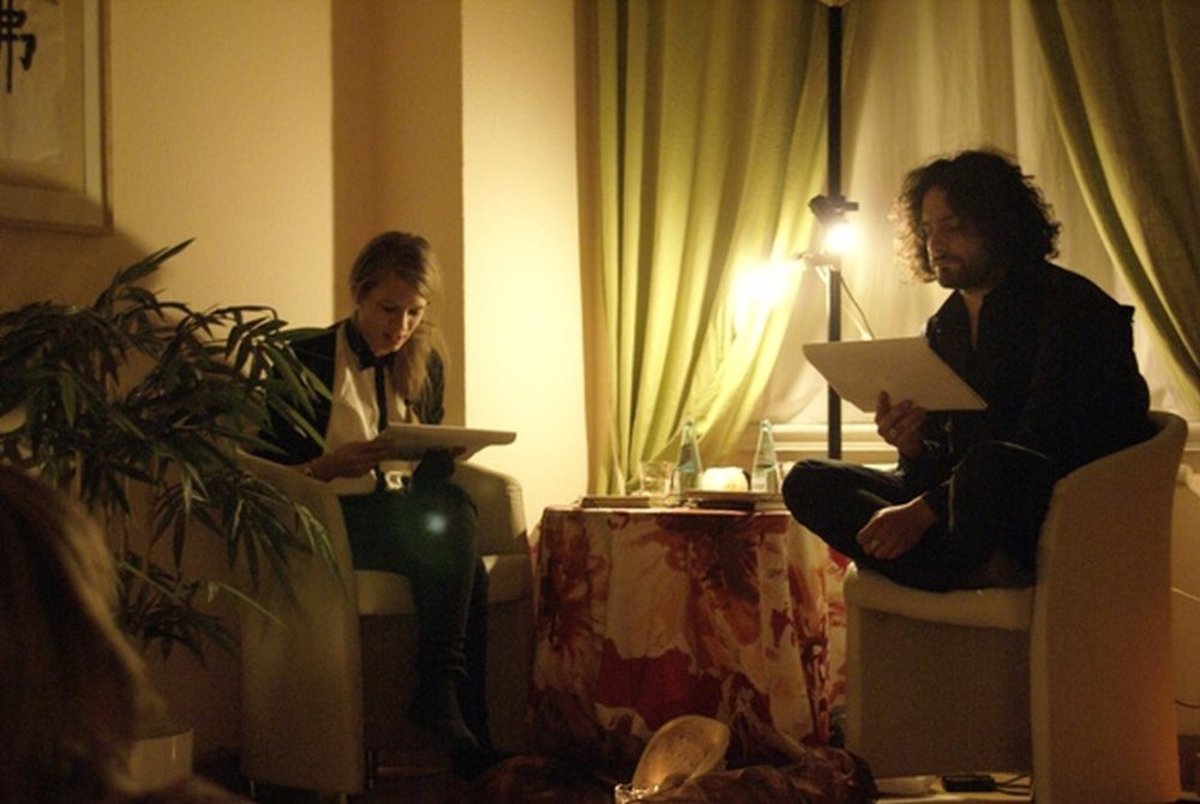 Zwei Schauspieler lesen erotische Text im LaLita